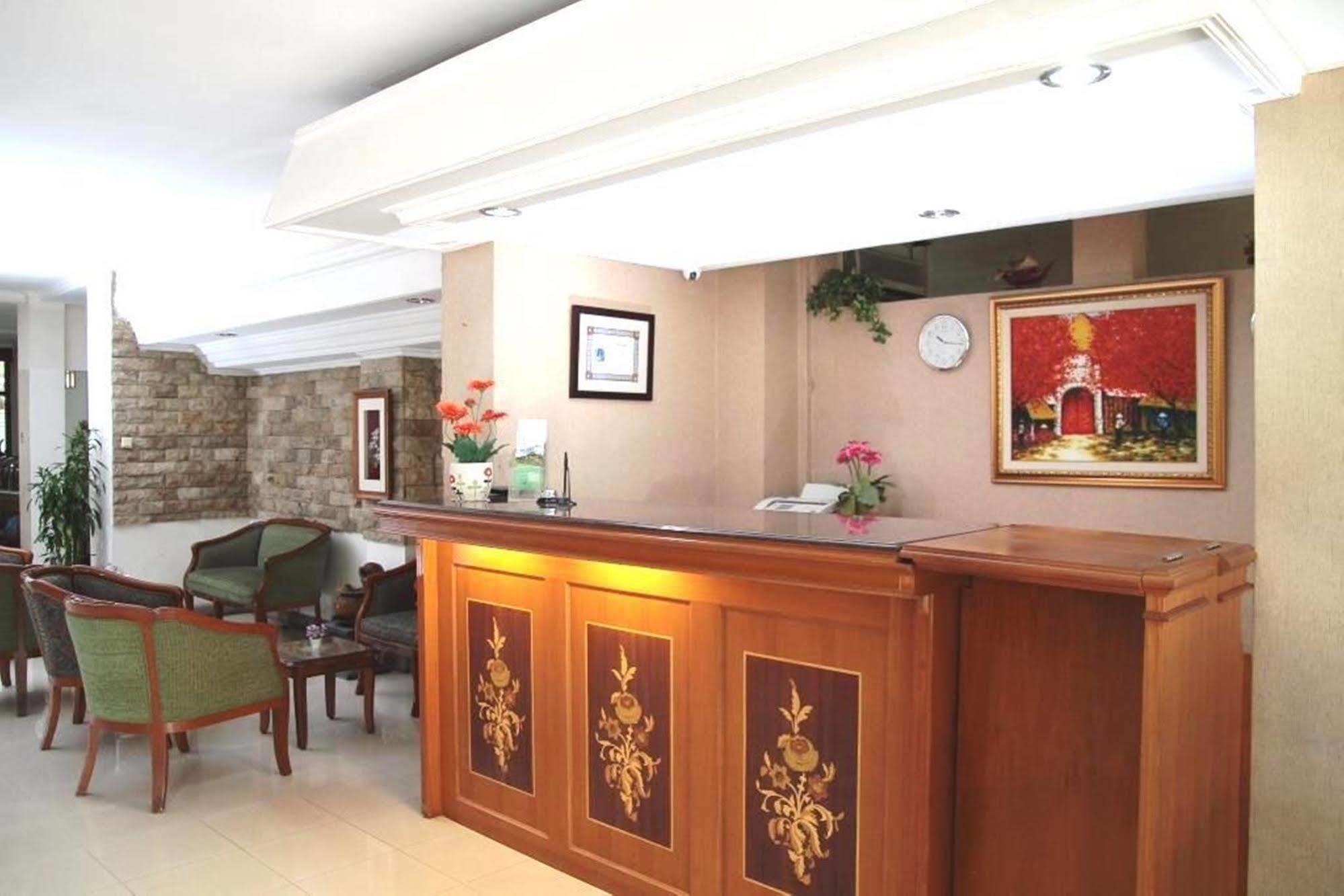 Reddoorz Plus Near Kemang Raya Jakarta Luaran gambar
